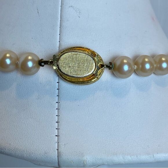 Vintage Faux Pearl Necklace With Gold Tone Clasp Crystal Accents - Picture 5 of 7